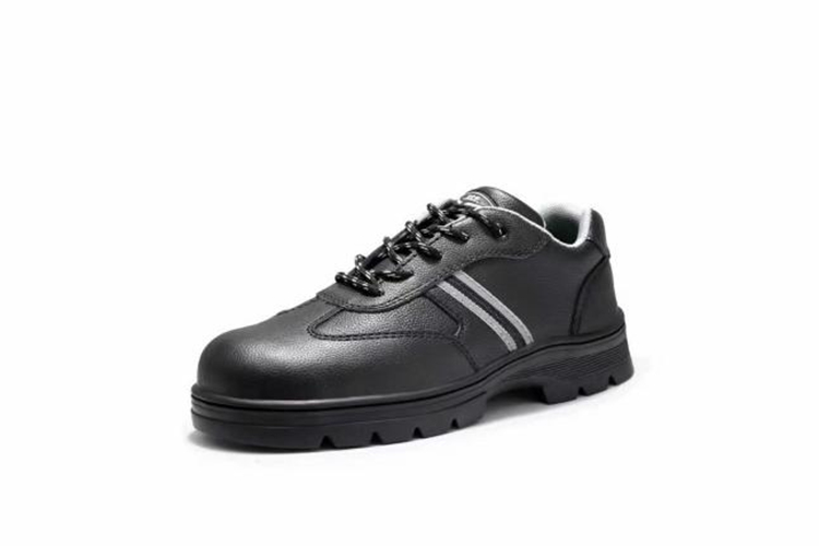 為什么要求操作工人們必須穿著防靜電勞保鞋?